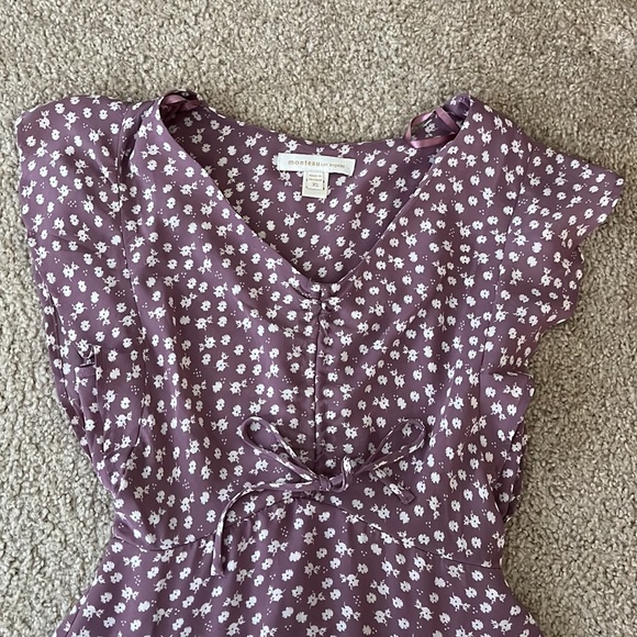 Lilac and white floral dress with v-neck and flutter sleeve - Picture 2 of 5